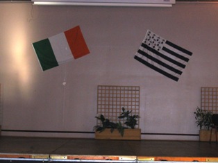 Décoration de la salle: les drapeaux breton et irlandais