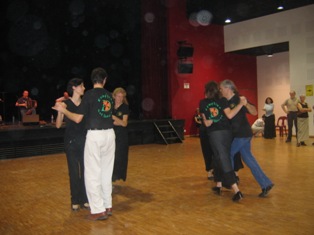 Démonstration de Hurry the Jug par les danseurs de KESD: le galop