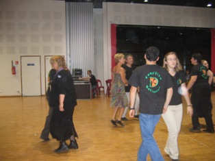 Démonstration e Hurry the Jug par les danseurs de KESD