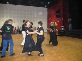 Démonstration de Hurry the Jug par les danseurs de KESD: le galop