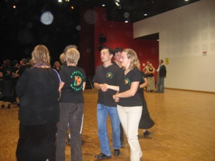 Démonstration de Hurry the Jug par les danseurs de KESD: Lead around