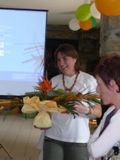 Catherine et son bouquet de fleurs