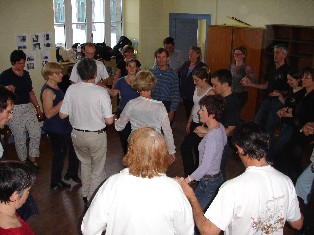 cliquer sur l'image pour l'agrandir Réunion des danseurs des deux ateliers.
